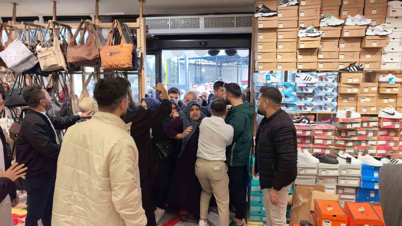 BURSA’NIN İNEGÖL İLÇESİNDEKİ MAĞAZA, AÇILIŞA ÖZEL ÜRÜNLERİ 10 LİRADAN SATIŞA SUNDUĞUNU DUYAN...