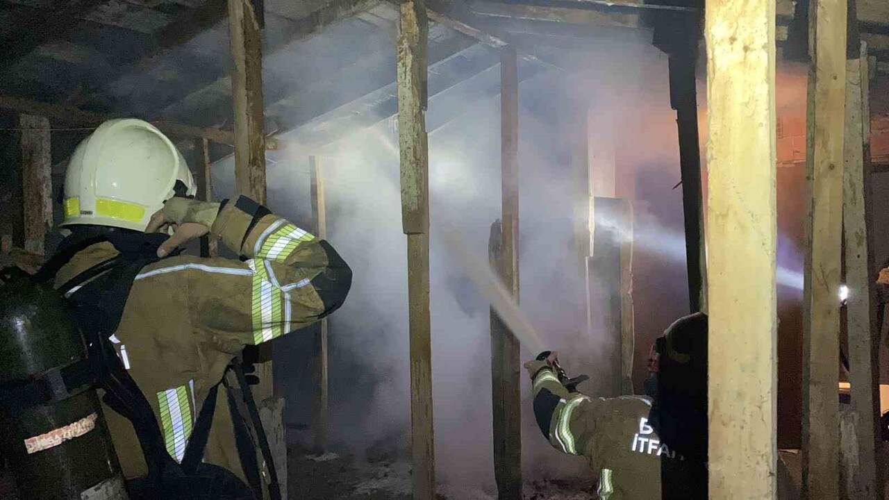 BURSA’NIN MUDANYA İLÇESİNDE BİR APARTMANDA YAŞANAN PEŞ PEŞE YANGINLAR, MAHALLE SAKİNLERİNİ...