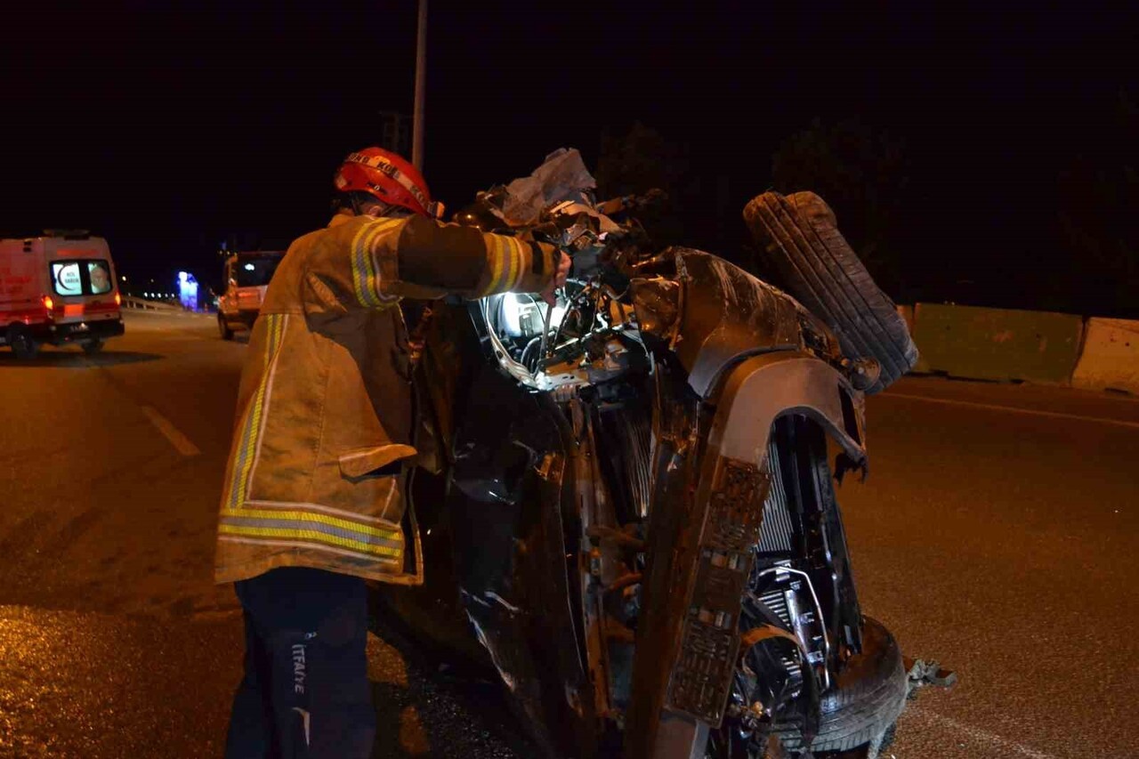 BURSA’NIN MUDANYA İLÇESİNDE GECE SAATLERİNDE MEYDANA GELEN TRAFİK KAZASINDA İKİ OTOMOBİL ÇARPIŞTI...
