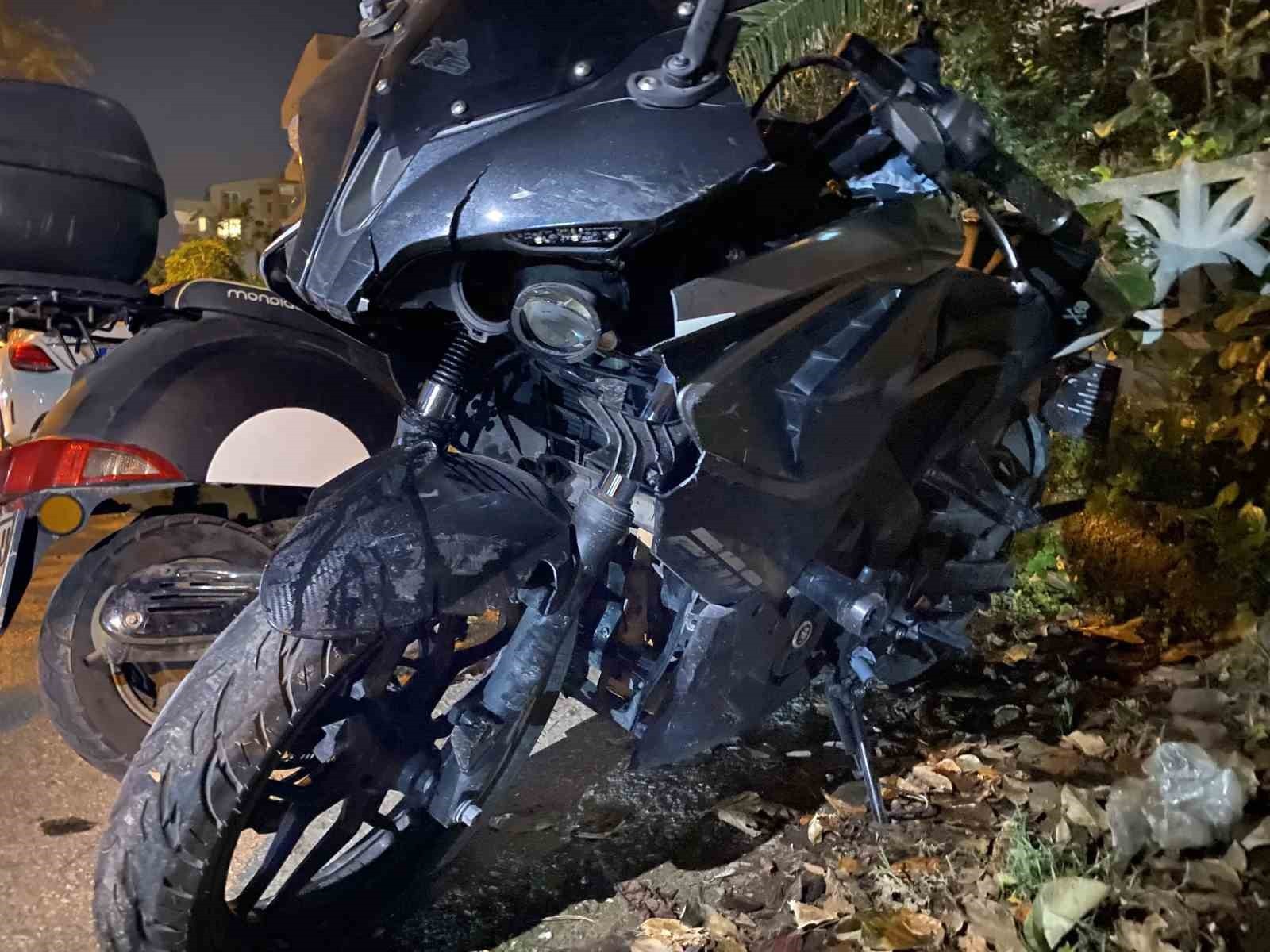 BURSA’NIN MUDANYA İLÇESİNDE GECE SAATLERİNDE MEYDANA GELEN TRAFİK KAZASINDA OTOMOBİL İLE...