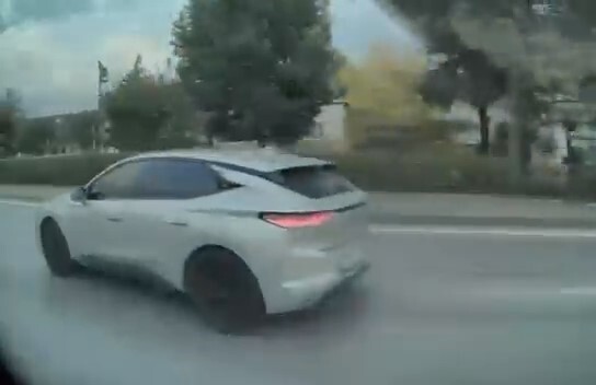 BURSA’NIN NİLÜFER İLÇESİNDE İZMİR YOLU ÜZERİNDE SEYREDEN 16 AGU 63 PLAKALI OTOMOBİL, YÜKSEK HIZDA...