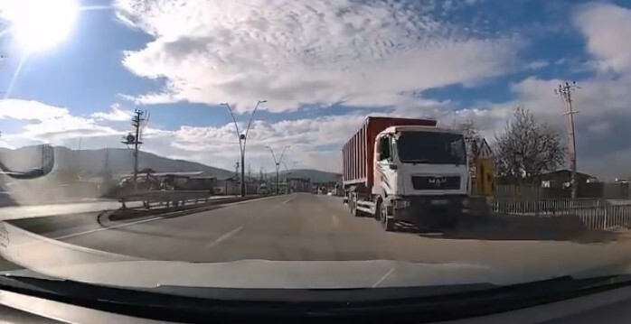 BURSA’NIN NİLÜFER İLÇESİNDE TERS ŞERİTTEN SON SÜRAT İLERLEYEN BİR KAMYON, BAŞKA BİR ARACIN ARAÇ...