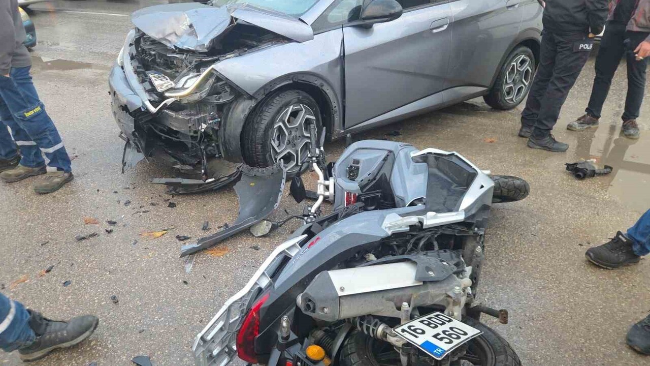 BURSA’NIN ORHANGAZİ İLÇESİNDE GÖL YOLU ÜZERİNDE MEYDANA GELEN TRAFİK KAZASINDA MOTOSİKLET...