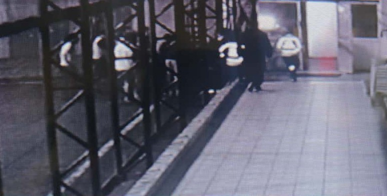 BURSA’NIN ORHANGAZİ İLÇESİNDE HALI SAHADA ARKADAŞLARI İLE FUTBOL OYNARKEN RAHATSIZLANAN VE...