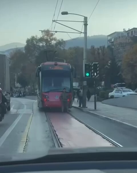 BURSA’NIN OSMANGAZİ İLÇESİNDE SEYİR HALİNDEKİ TRAMVAYIN ARKASINA OTURARAK YOLCULUK YAPAN ÇOCUK...