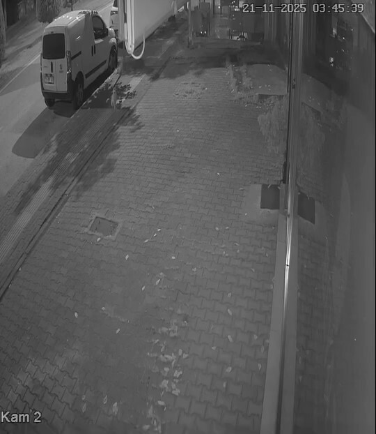 BURSA’NIN YILDIRIM İLÇESİNDE GECE SAATLERİNDE BİR PİLAVCIYA CAMDAN GİREN HIRSIZ, KASADAKİ BOZUK...