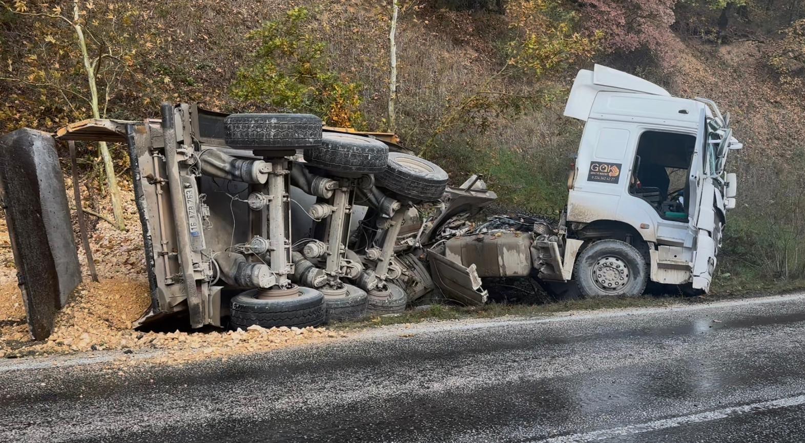 BURSA-ORHANELİ YOLU ÜZERİNDE MEYDANA GELEN İKİ AYRI KAZADA BİRİ BEBEK OLMAK ÜZERE AYNI AİLEDEN 3...