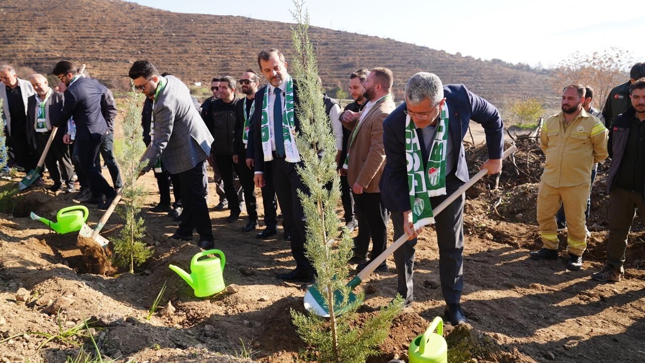 BURSASPOR YÖNETİMİ VE FUTBOLCULARI, GÜRSU’DA  GEÇEN TEMMUZ AYINDA ÇIKAN ORMAN YANGINLARINDA ZARAR...