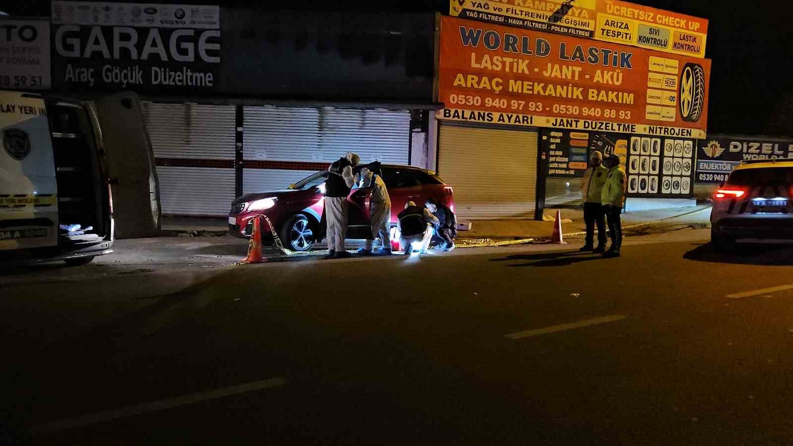 BÜYÜKÇEKMECE'DE BİR ŞAHIS BERABER SEYAHAT ETTİĞİ ARKADAŞLARINA ATEŞ ETTİ: 2 ÖLÜ 1 AĞIR...