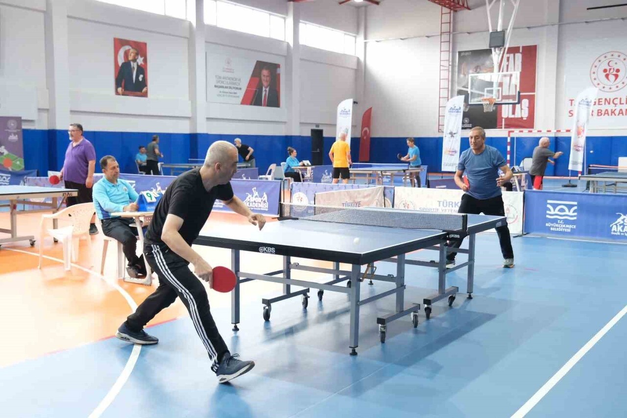 BÜYÜKÇEKMECE’DE DÜZENLENEN 40 YAŞ ÜSTÜ MASA TENİSİ TURNUVASI, İSTANBUL’UN FARKLI İLÇELERİNDEN...