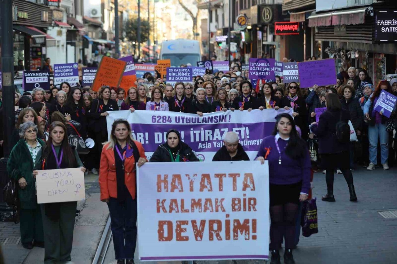 BÜYÜKŞEHİR BELEDİYESİ VE BURSA KENT KONSEYİ ÖNCÜLÜNDE 25 KASIM KADINA YÖNELİK ŞİDDETE KARŞI...