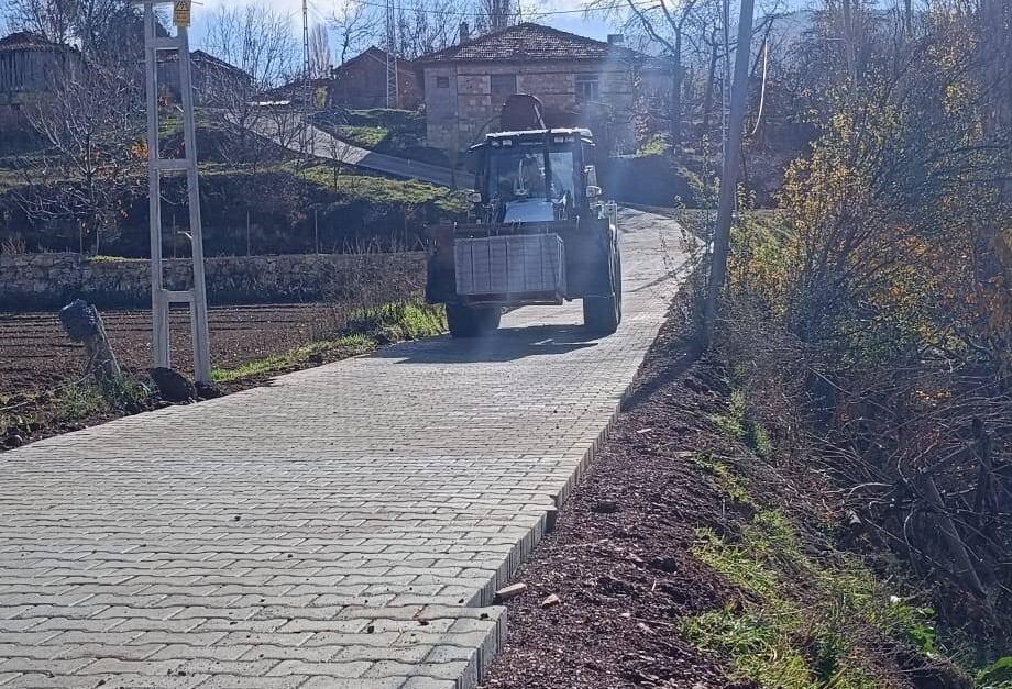 ÇAMELİ BELEDİYESİ KALINKOZ MAHALLESİ’NDE KİLİT PARKE TAŞI DÖŞEME ÇALIŞMALARI ARALIKSIZ DEVAM...