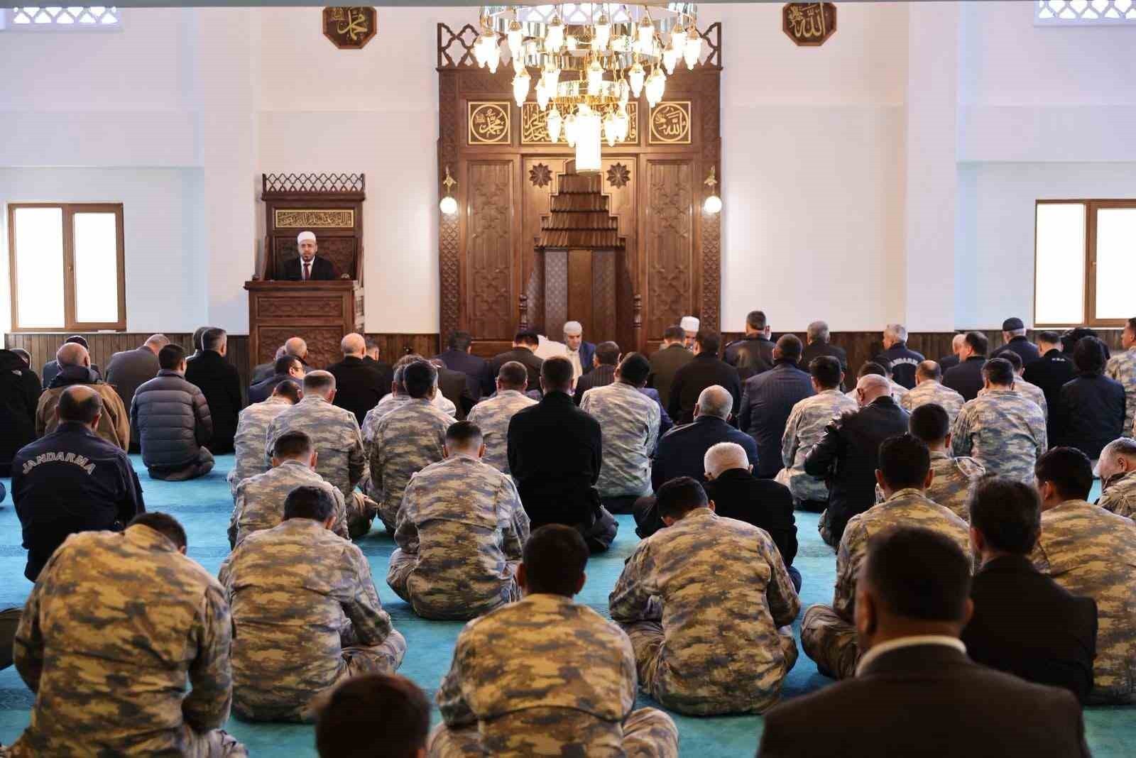 CAMİDE İLK CUMA NAMAZI PROTOKOLÜN DE KATILIMIYLA KILINDI.