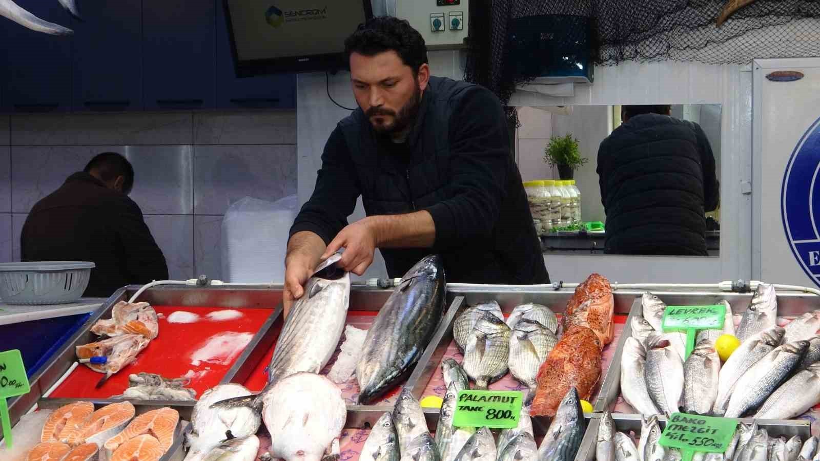 ÇANAKKALE'DE BALIK AV SEZONUNUN ORTALARINA DOĞRU GELİNİRKEN HAMSİ VE SARDALYA FİYATINI KORUYARAK...