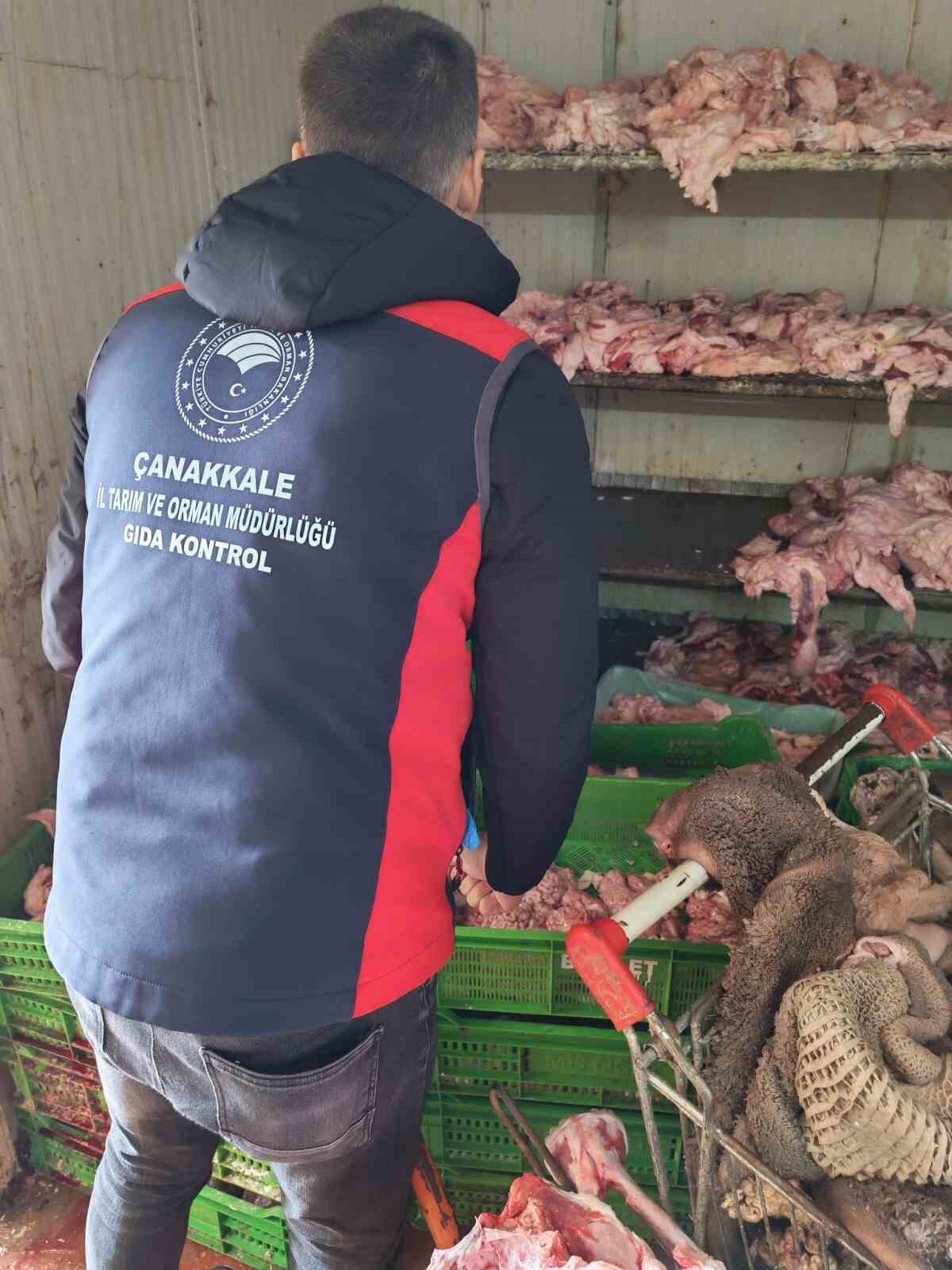 ÇANAKKALE'DE İZİNSİZ VE UYGUNSUZ ŞARTLARDA ÇALIŞAN ET VE SAKATAT İŞLEME FAALİYETİ GÖSTEREN İŞLETME...