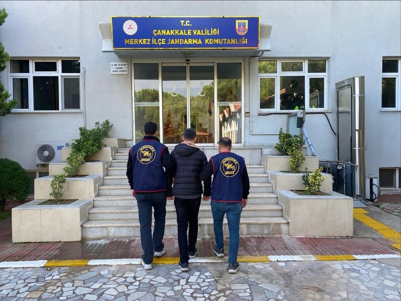 ÇANAKKALE'DE JANDARMA EKİPLERİNCE GERÇEKLEŞTİRİLEN DENETİMLERDE YAKALANAN 16 ŞÜPHELİDEN 9'U...