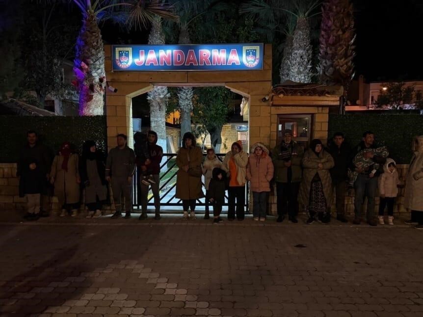 ÇANAKKALE'DE JANDARMA EKİPLERİNCE GERÇEKLEŞTİRİLEN GÖÇMEN KAÇAKÇILIĞI  OPERASYONUNDA 6 ORGANİZATÖR...