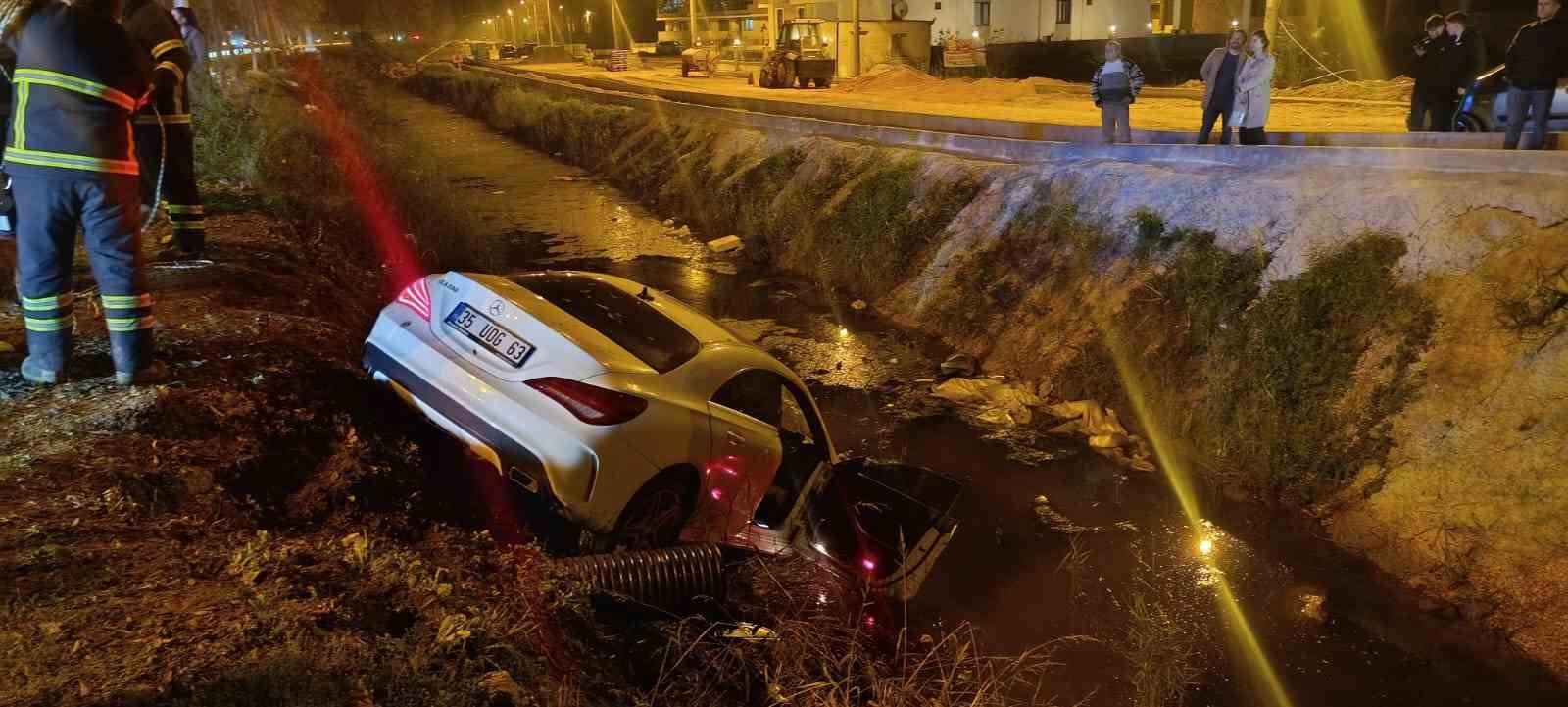 ÇANAKKALE'DE KONTROLDEN ÇIKAN OTOMOBİLİN ŞARAMPOLE UÇTUĞU KAZADA KARI KOCA YARALANDI. YARALI...