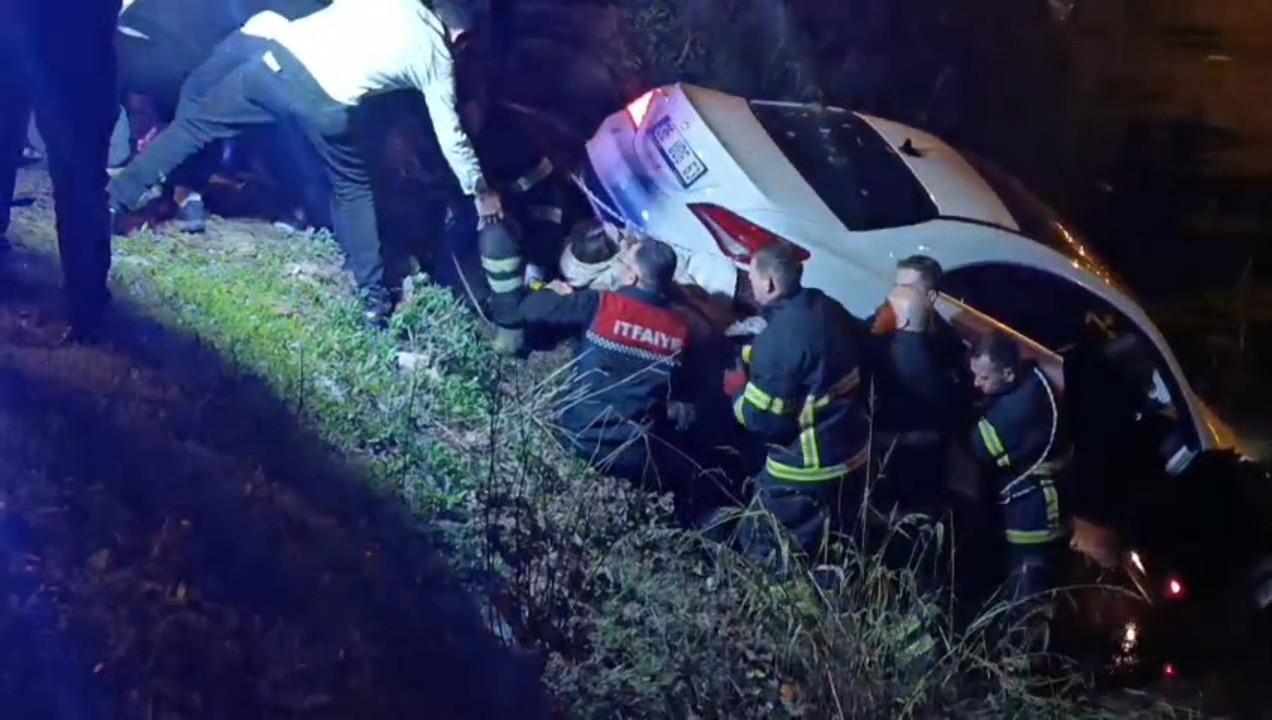 ÇANAKKALE'DE KONTROLDEN ÇIKAN OTOMOBİLİN ŞARAMPOLE UÇTUĞU KAZADA KARI KOCA YARALANDI. YARALI...