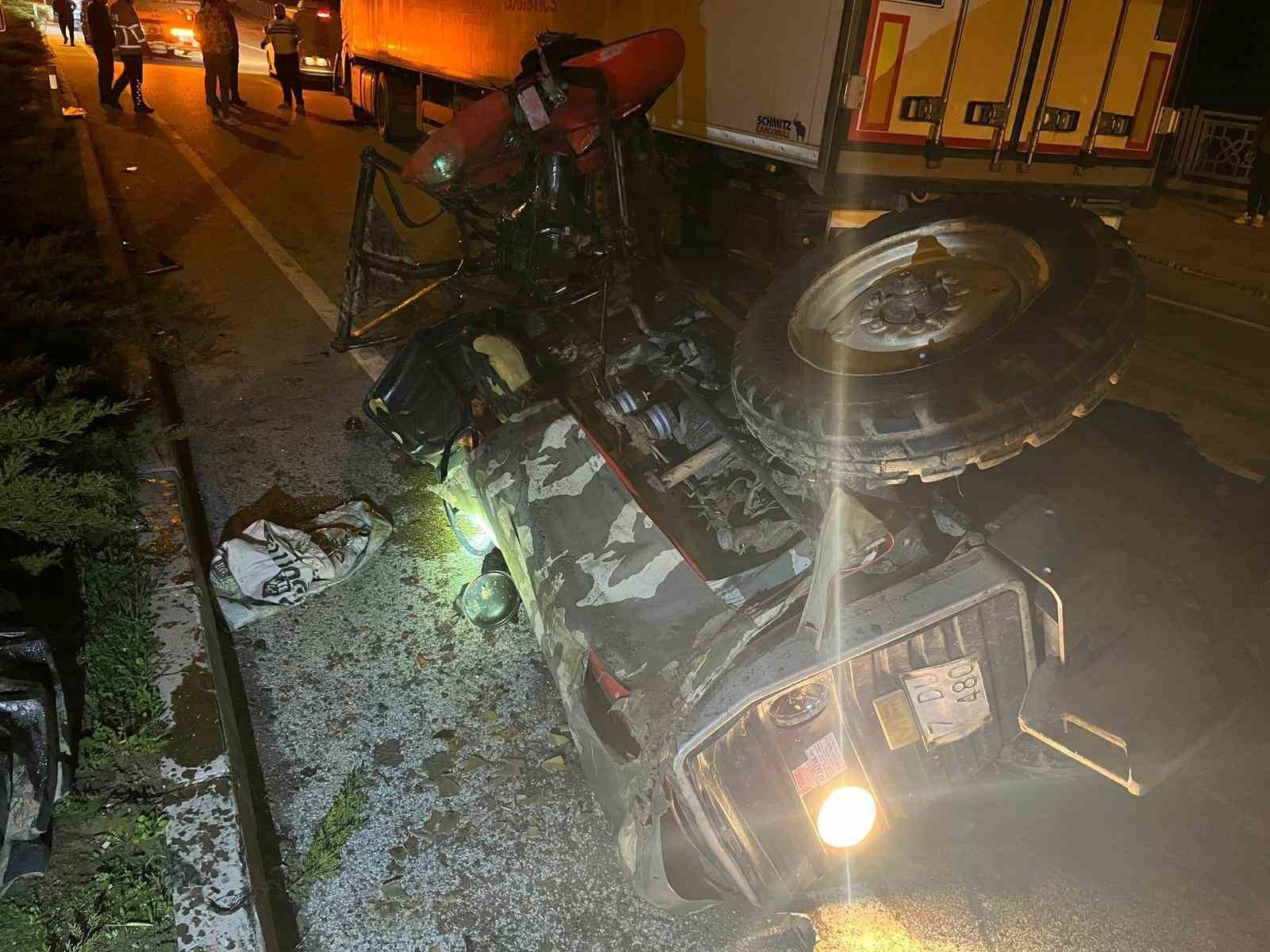 ÇANAKKALE'DE TIR İLE TRAKTÖR ÇARPIŞTI, TRAKTÖRDE BULUNAN KARI KOCA HAYATINI KAYBETTİ.