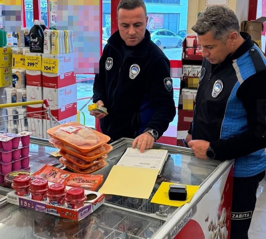 ÇANAKKALE'DE ZABITA EKİPLERİNCE DENETİM YAPILAN 2 MARKETE TARİHİ GEÇMİŞ VE ETİKETSİZ ÜRÜN SATTIĞI...