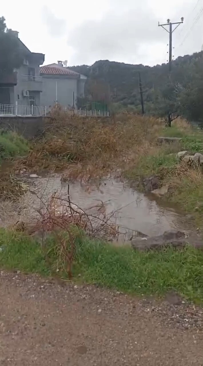 ÇANAKKALE'NİN AYVACIK İLÇESİNDE ETKİLİ OLAN ŞİDDETLİ SAĞANAK YAĞIŞLAR SEBEBİYLE KADIRGA KOYU YOLU...