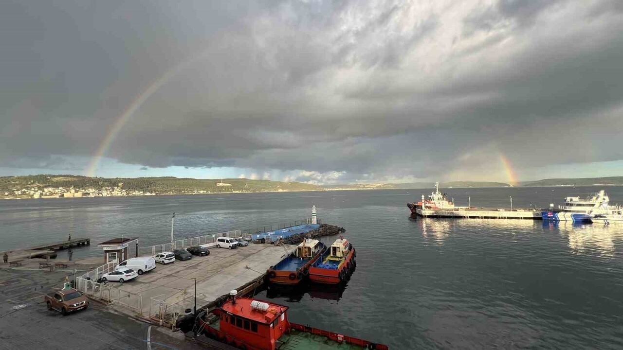 ÇANAKKALE BOĞAZI’NDA GÜNÜN İLK IŞIKLARIYLA ORTAYA ÇIKAN ÇİFTE GÖKKUŞAĞI İZLEYENLERİ...