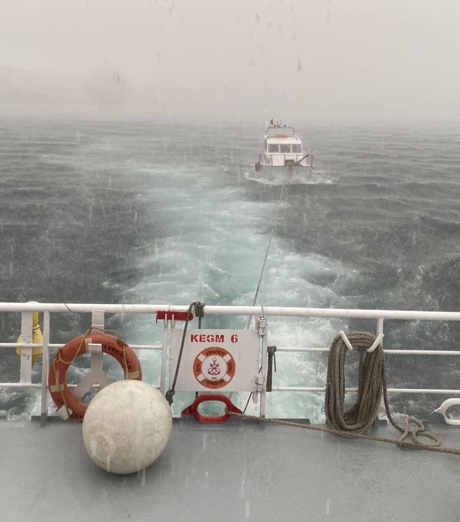 ÇANAKKALE BOĞAZI’NDA MAKİNE ARIZASI YAPARAK SÜRÜKLENEN VE İÇİNDE 3 KİŞİNİN BULUNDUĞU TEKNE, KIYI...