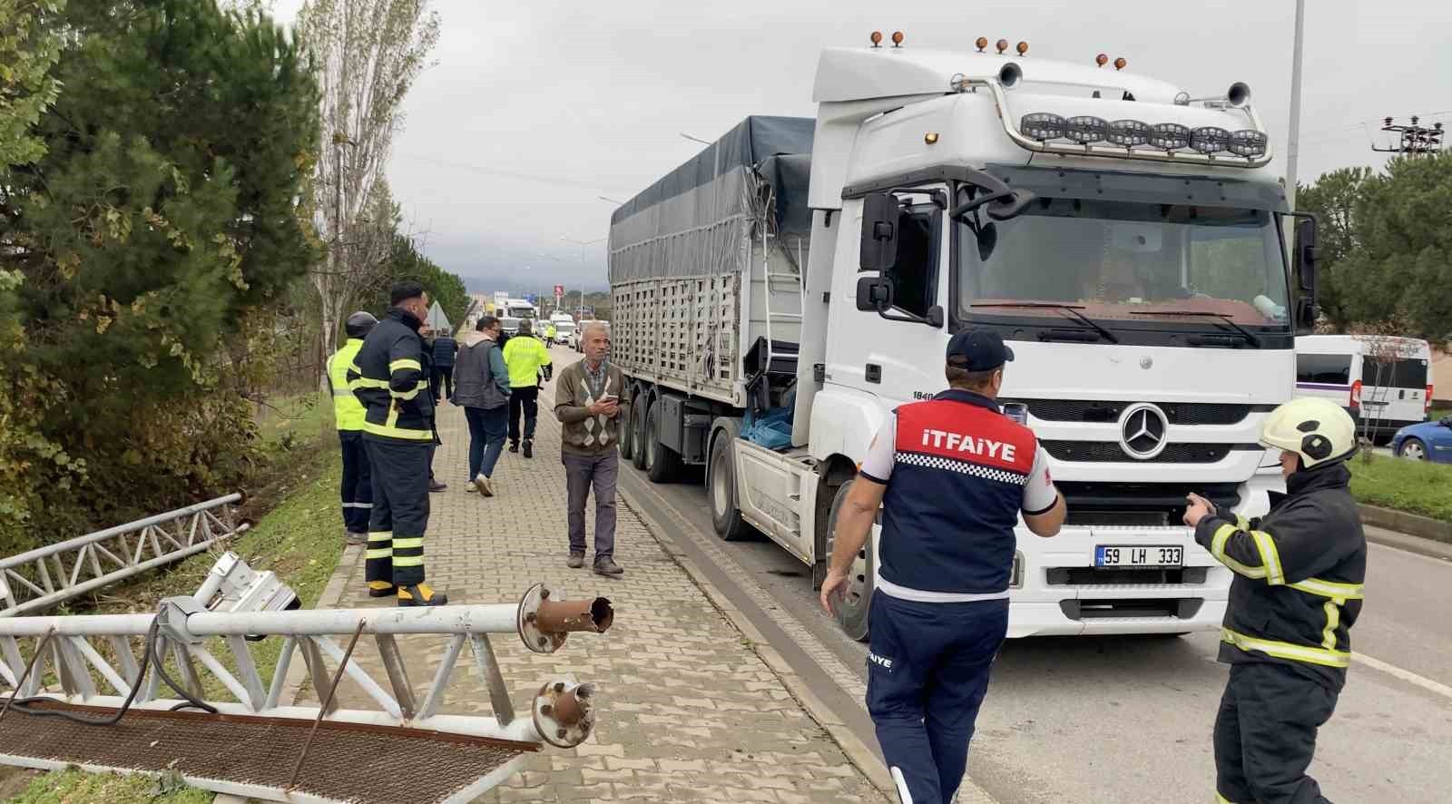 ÇANAKKALE’DE SEYİR HALİNDEKİ TIRIN AÇILAN DORSESİ, PLAKA TANIMA SİSTEMİ’NE (PTS) ÇARPTI. KAZA...