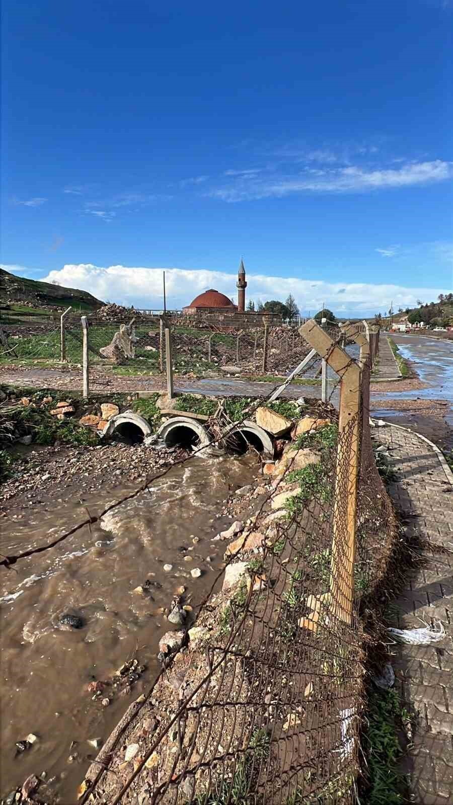 ÇANAKKALE’NİN AYVACIK İLÇESİNDE ETKİLİ OLAN ŞİDDETLİ SAĞANAK YAĞIŞLAR SEBEBİYLE TUZLA ÇAYI TAŞTI....