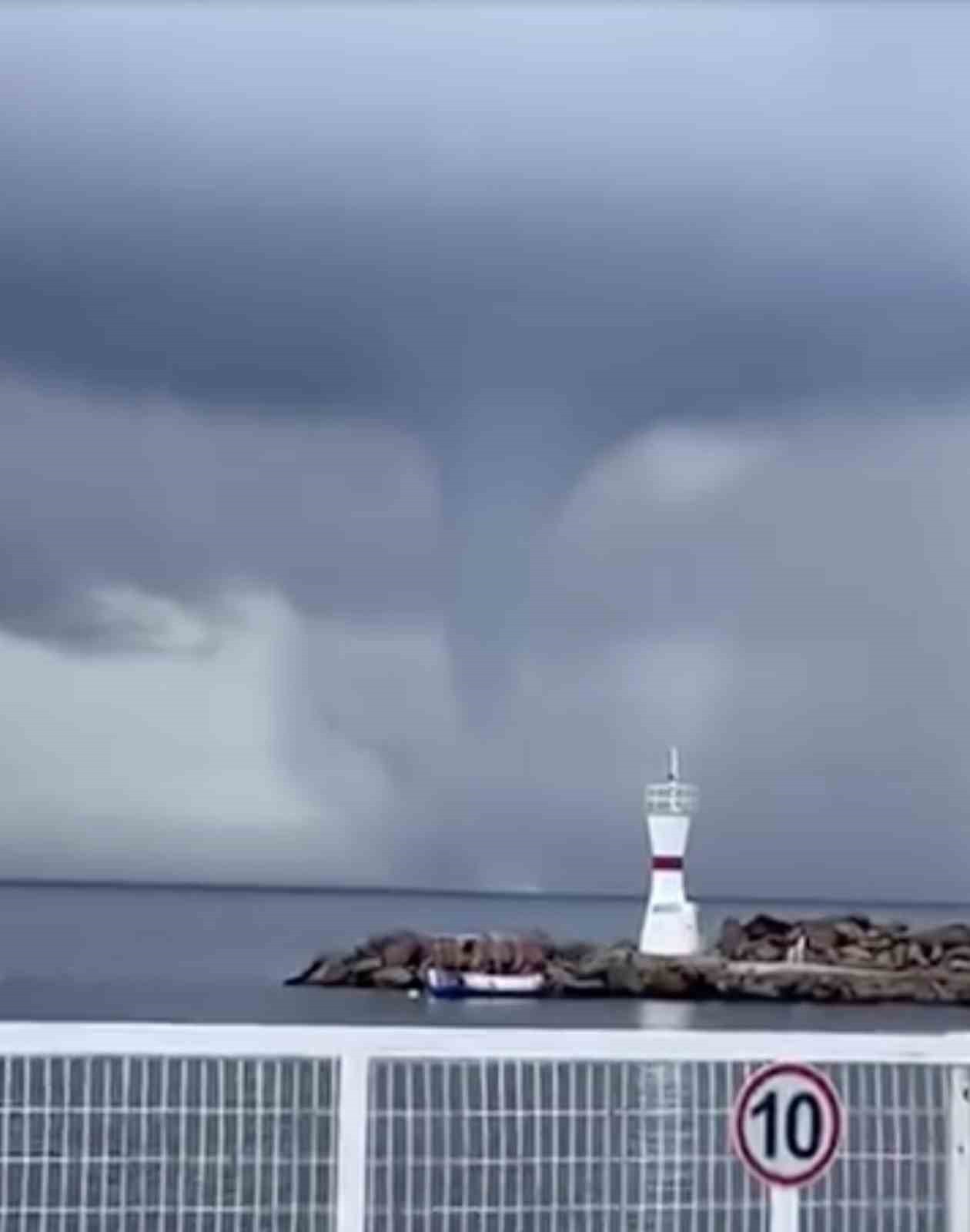 ÇANAKKALE’NİN BOZCAADA AÇIKLARINDA DENİZDE HORTUM OLUŞTU. DENİZDE OLUŞAN HORTUM CEP TELEFONU...