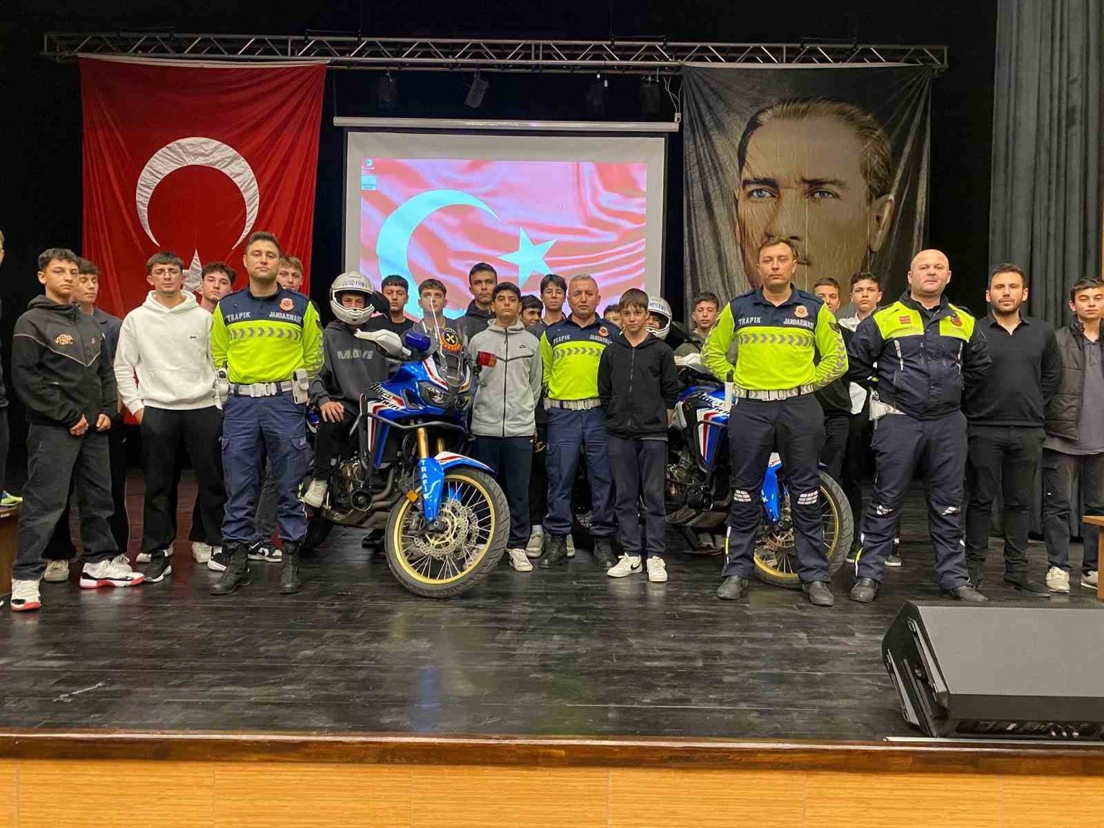 ÇANAKKALE’NİN EZİNE İLÇESİNDE MOTORSİKLET SÜRÜCÜLERİNE YÖNELİK ÇEŞİTLİ EĞİTİMLER...