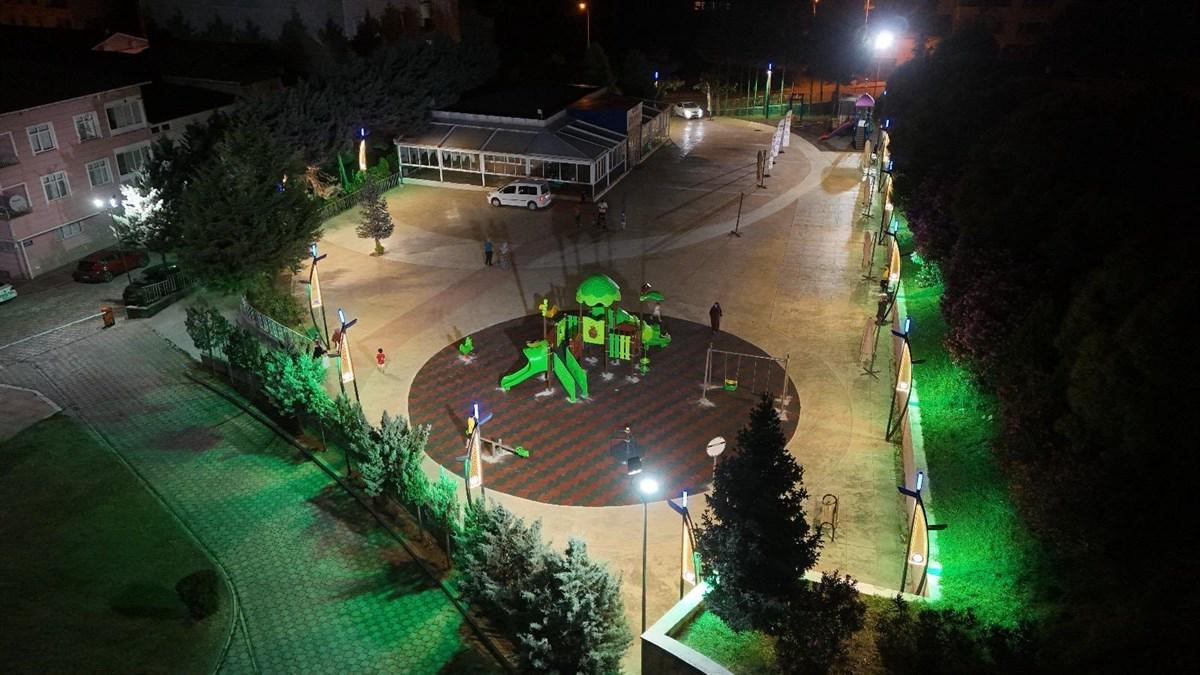 CANİK BELEDİYESİ, İLÇEDE CADDE VE SOKAKLARDA AYDINLATMA İLE ÇEVRE DÜZENLEME ÇALIŞMALARINA DEVAM...