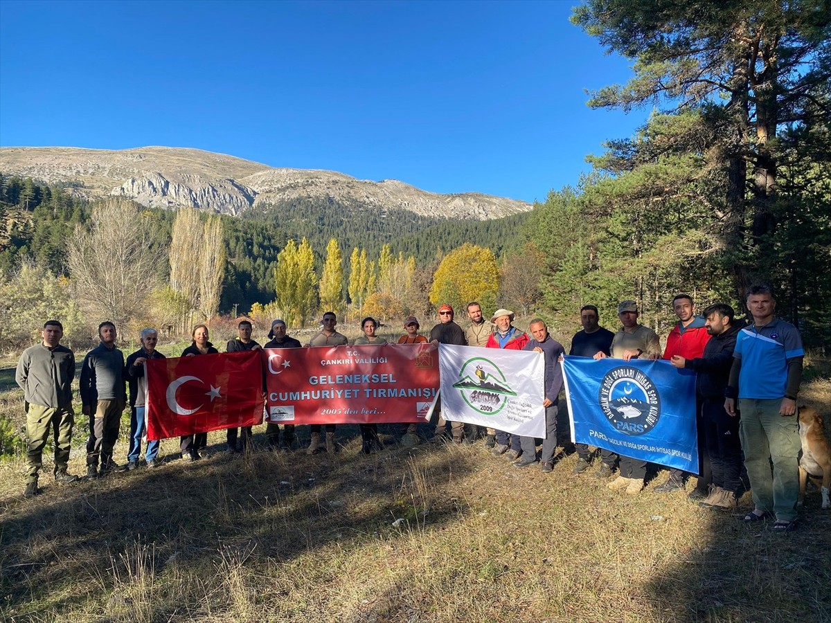 Çankırı'da dağcılar, Cumhuriyet'in kuruluşunun 102. yılı kutlamaları kapsamında, 21. Cumhuriyet...