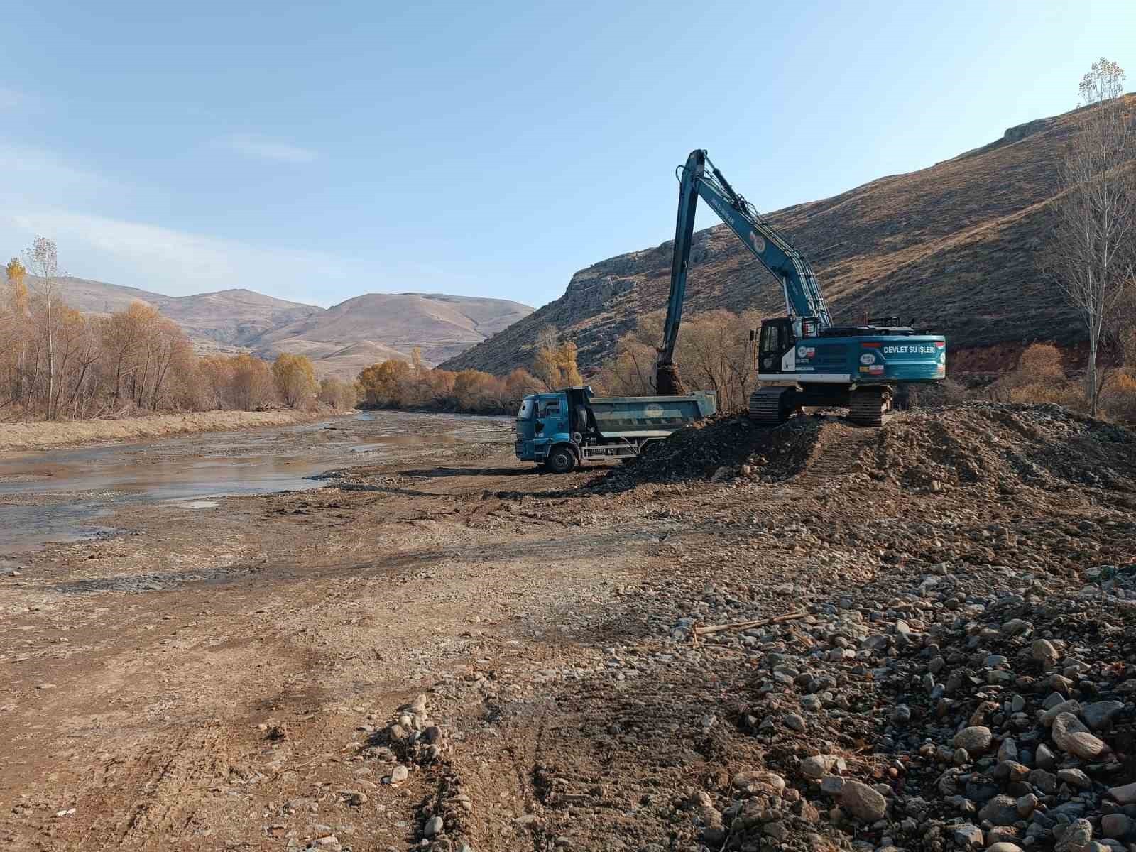 ÇATIKSU KÖYÜNDE DERE YATAĞI TEMİZLENDİ