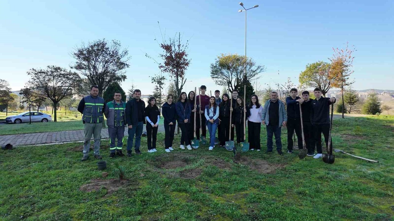 ÇAYIROVA'DA DÜZENLENEN FİDAN DİKİMİ ETKİNLİĞİNDE ÖĞRENCİLER, DOĞAYI KORUMA BİLİNCİNİ...