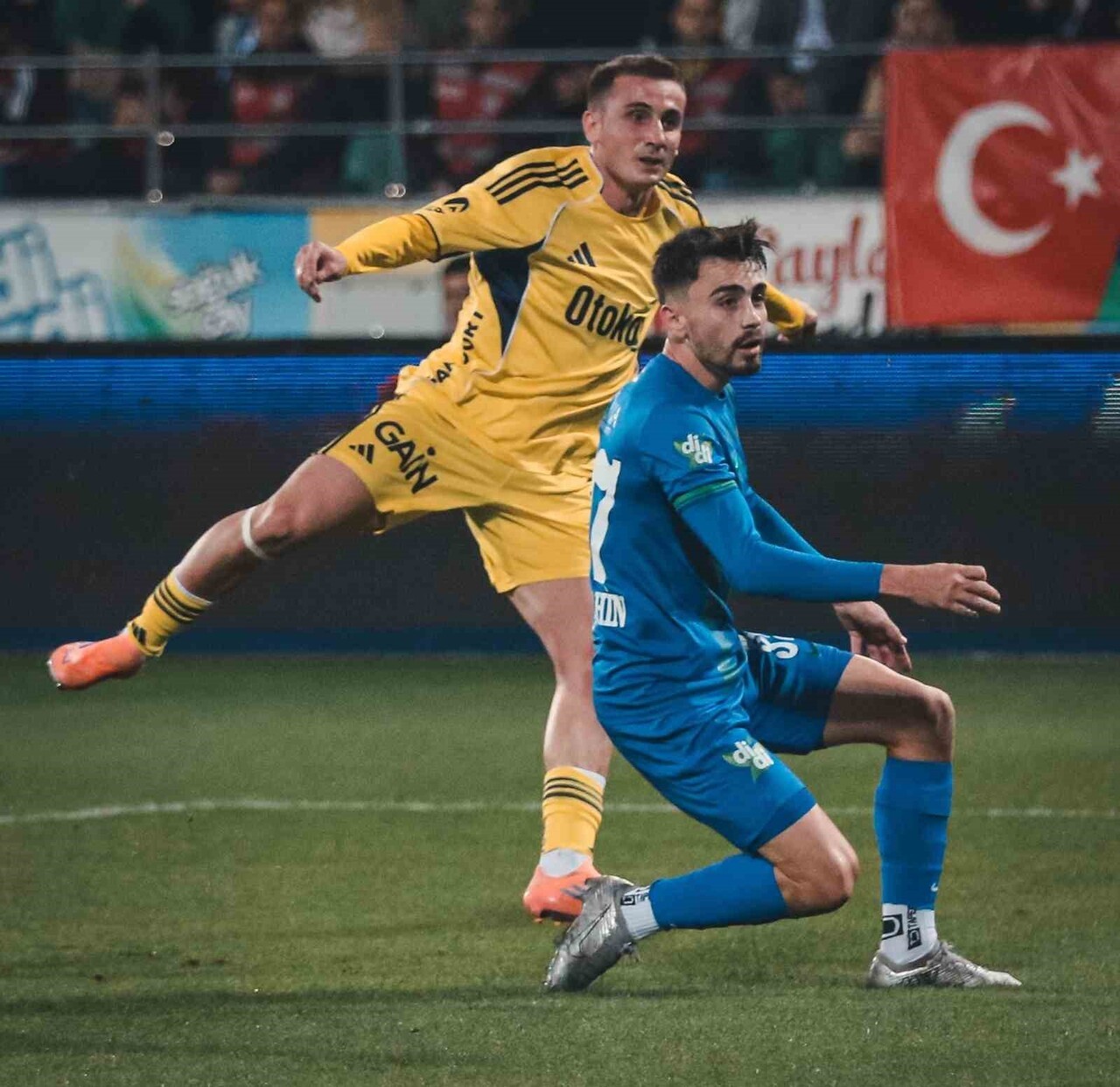 ÇAYKUR RİZESPOR'UN SAĞ BEKİ MUHAMMET TAHA ŞAHİN