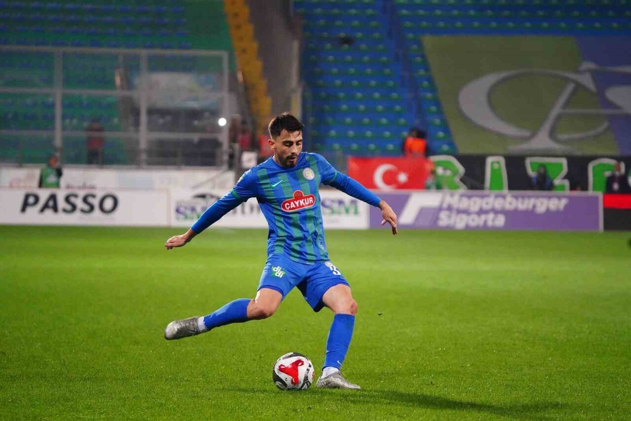 ÇAYKUR RİZESPOR'UN SAĞ BEKİ MUHAMMET TAHA ŞAHİN