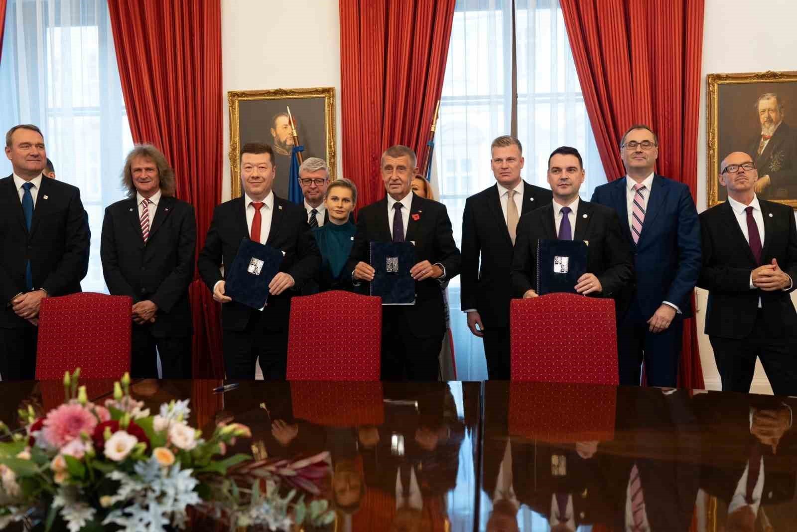 ÇEKYA'DA 3 PARTİ KOALİSYON ANLAŞMASI İMZALADI