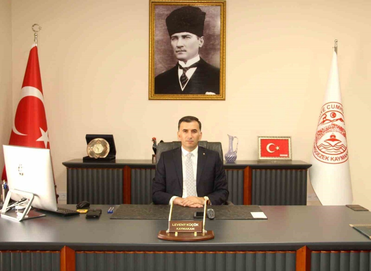 ÇEMİŞGEZEK KAYMAKAMI LEVENT KÜÇÜK İLÇEDE İLK KEZ SAHNELENECEK OLAN OPERA VE BALE GÖSTERİSİ İÇİN...