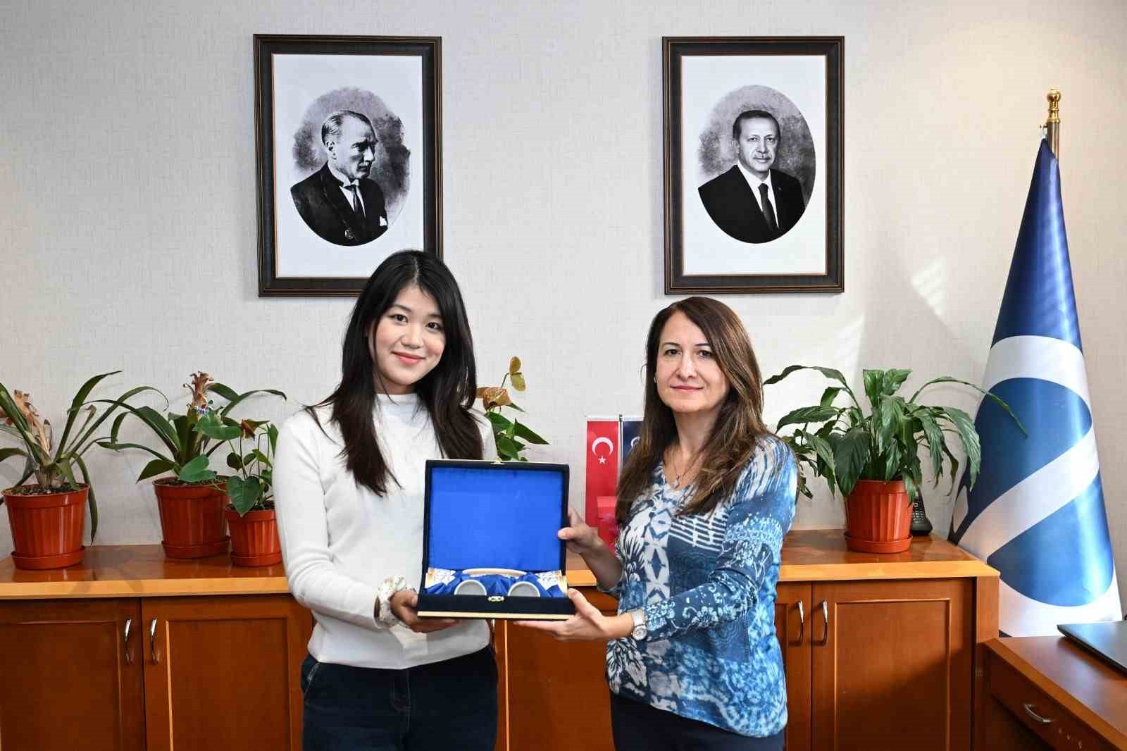 ÇİN HALK CUMHURİYETİ’NDEN ÇİNCE DERSLERİ VERMEK ÜZERE ANADOLU ÜNİVERSİTESİ’NE GELEN ÖĞRETİM...