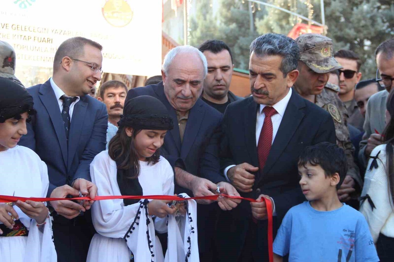 CİZRE’DE KİTAP FUARI AÇILDI