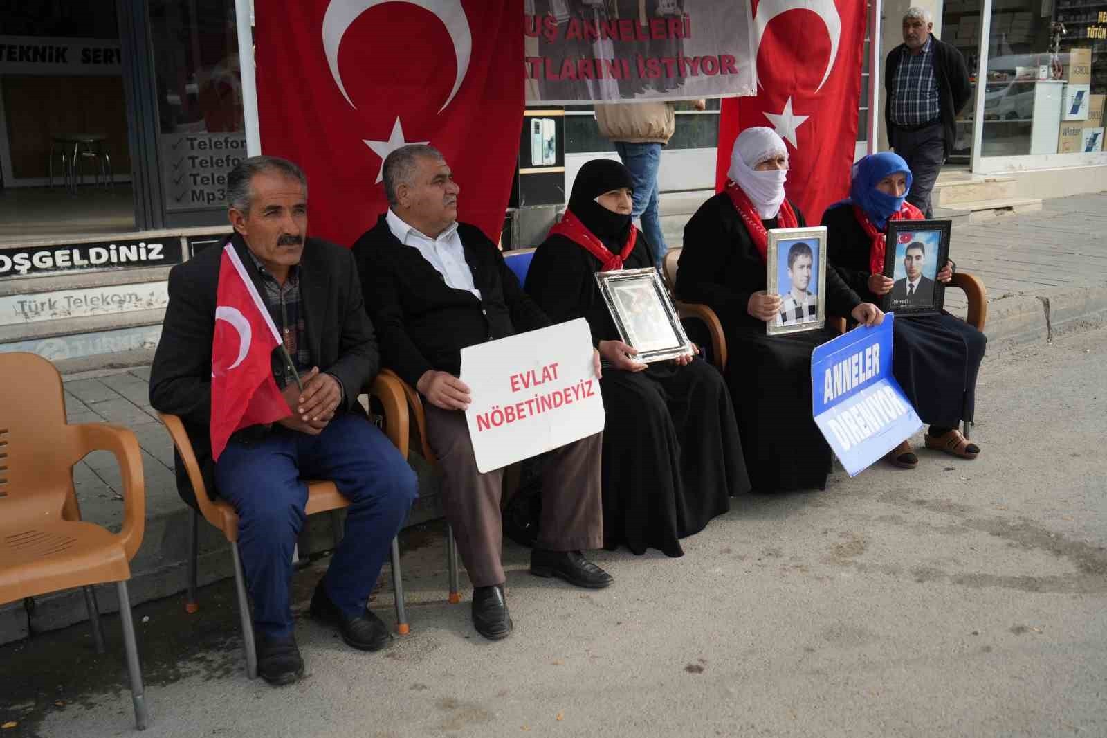 ÇOCUKLARI TERÖR ÖRGÜTÜ PKK TARAFINDAN KAÇIRILAN AİLELER, 221. HAFTADA DA DEM PARTİ İL BAŞKANLIĞI...