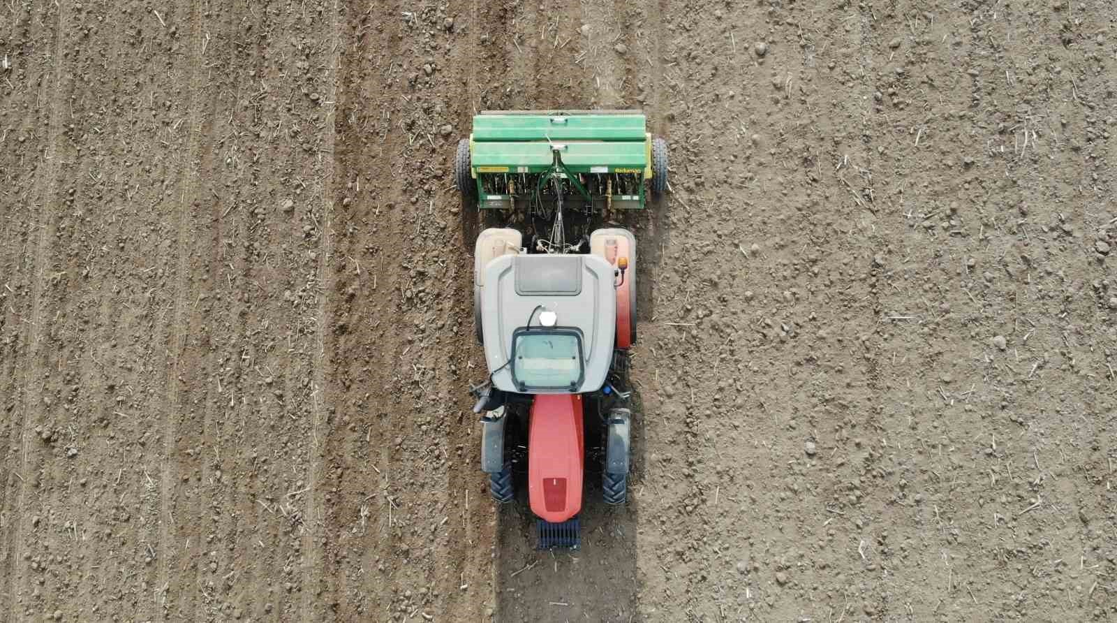 ÇORUM'DA ÇİFTÇİLER KURAK GEÇEN SEZONUN ARDINDAN GELECEK YILIN MAHSULLERİNİ YETİŞTİRMEK İÇİN EKİM...