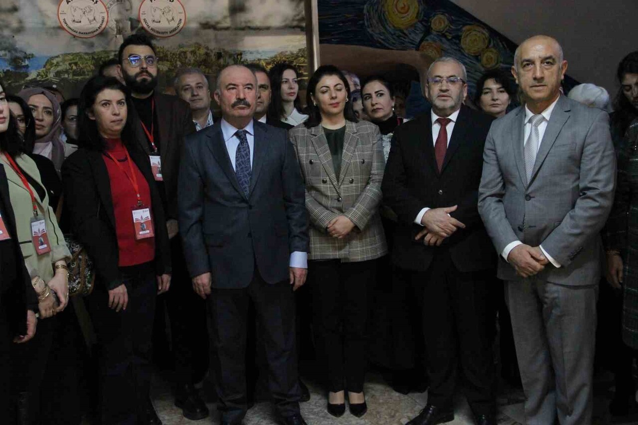 ÇORUM'DA DÜZENLENEN 7. GELENEKSEL KARMA RESİM SERGİSİNDE 47 SANATÇI TARAFINDAN YAPILAN 61 ESER...