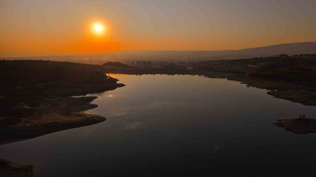 ÇORUM'DA İL MERKEZİNE BİRKAÇ KİLOMETRE UZAKLIKTA BULUNAN ÇOMAR BARAJI, GÜN BATIMI SIRASINDA ORTAYA...