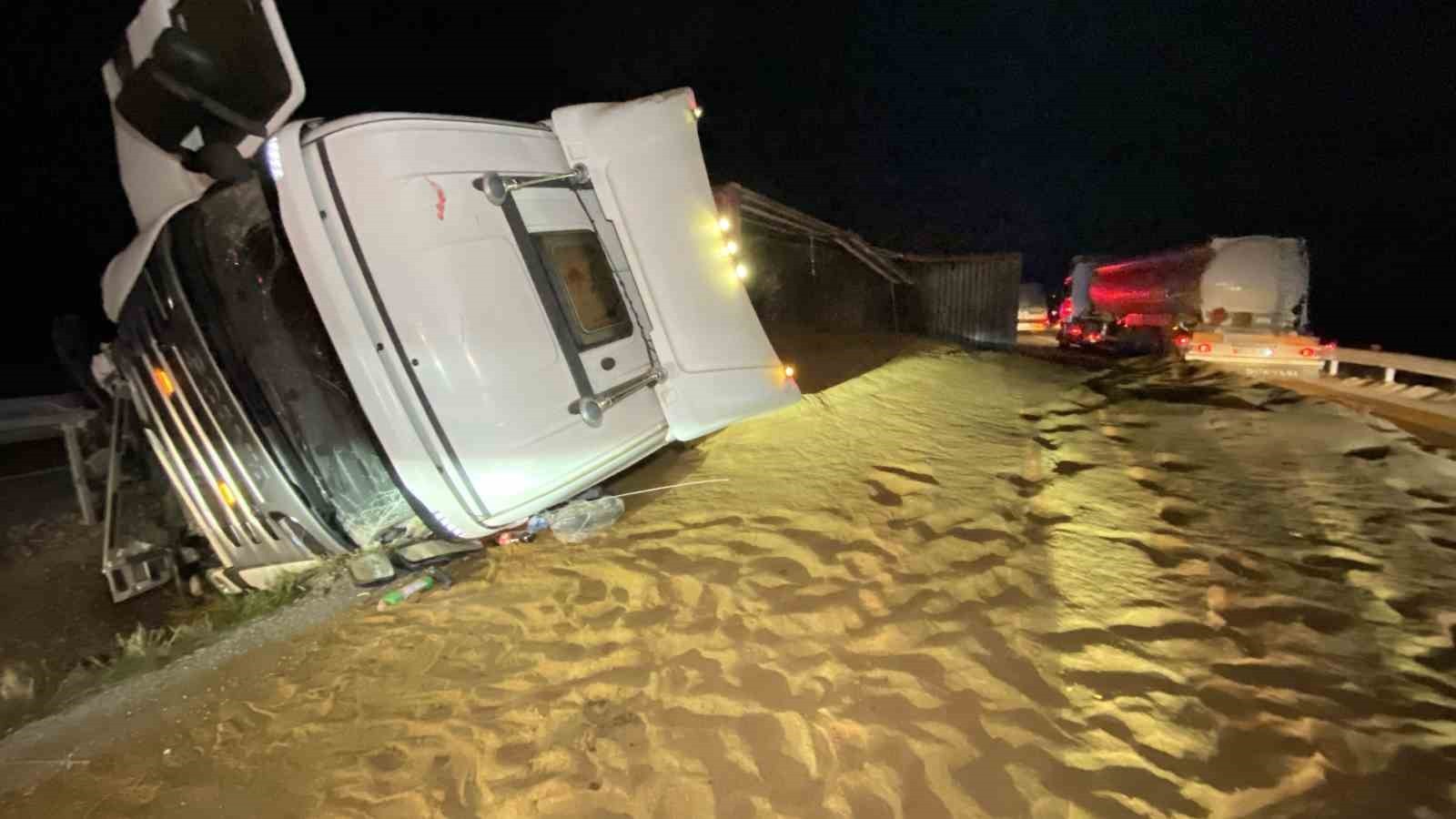 ÇORUM'DA YEM YÜKLÜ TIRIN DEVRİLMESİ NETİCESİNDE MEYDANA GELEN KAZADA SÜRÜCÜ YARALANDI.