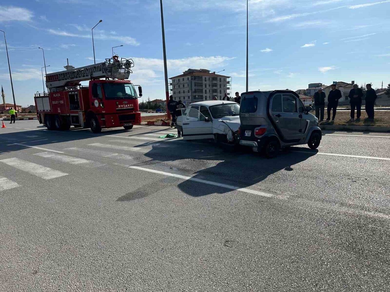 ÇORUM'UN ALACA İLÇESİNDE ELEKTRİKLİ ARAÇ İLE OTOMOBİLİN ÇARPIŞMASI NETİCESİNDE MEYDANA GELEN...