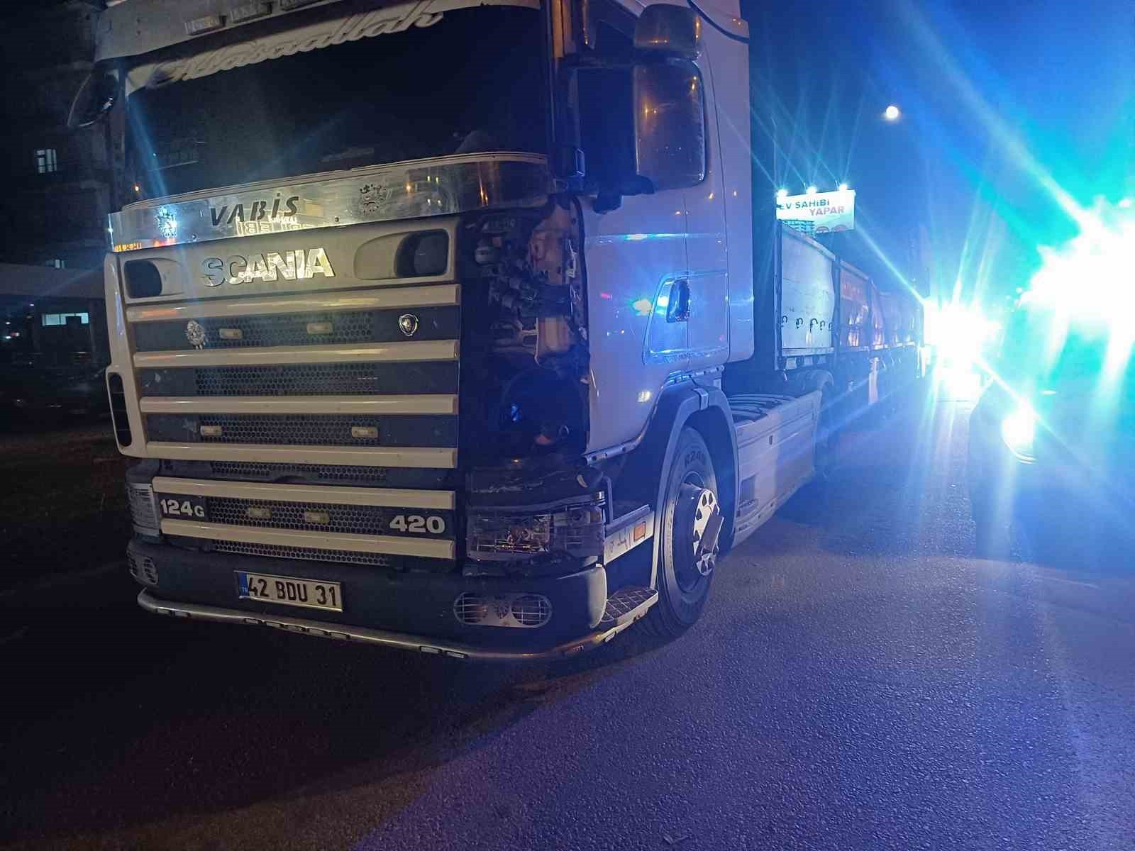 ÇORUM’DA YOLUN KARŞISINA GEÇMEK İSTERKEN TIRIN ÇARPTIĞI KADIN AĞIR YARALANDI.