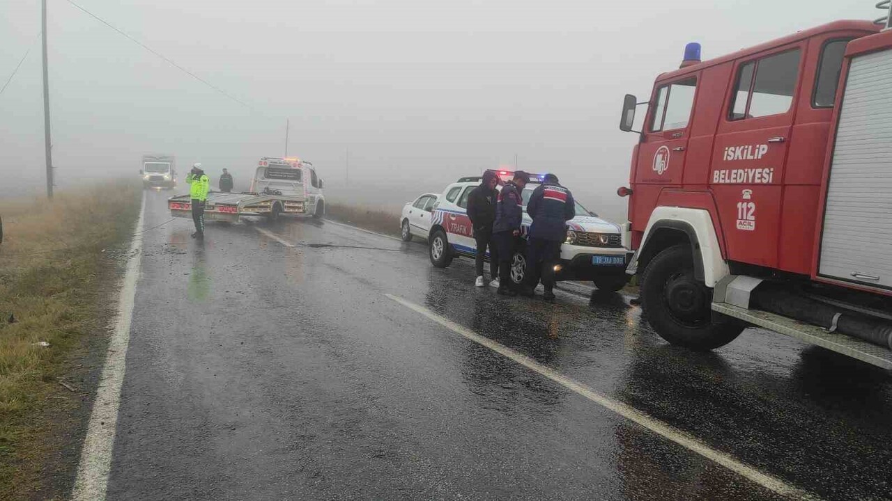 ÇORUM’UN İSKİLİP İLÇESİNDE YOĞUN SİS SEBEBİYLE 3 ARACIN KARIŞTIĞI ZİNCİRLEME KAZA 5 KİŞİ...